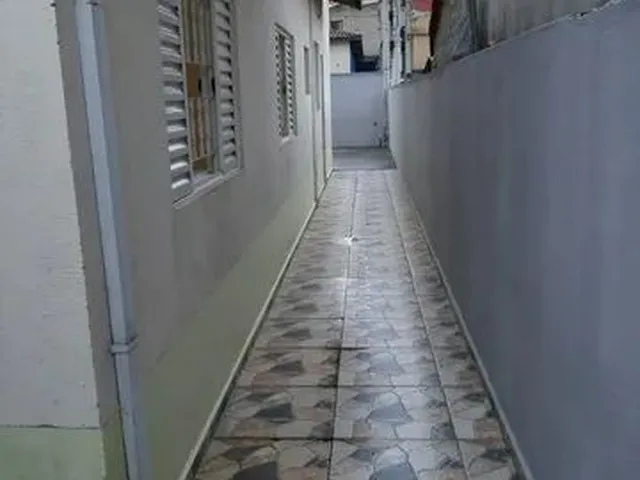 Imagem: A casa possui 2 Dormitórios, 1 Banheiro, 2 Vagas na