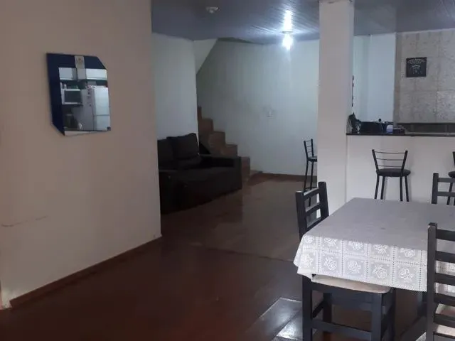 Imagem: A casa possui 3 Dormitórios, 2 Banheiros, 4 Vagas na