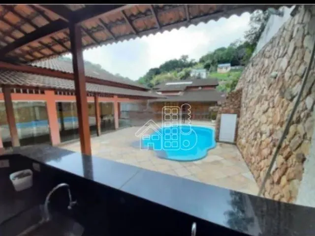 Imagem: Casa com 6 Dormitórios À Venda, 350 M²