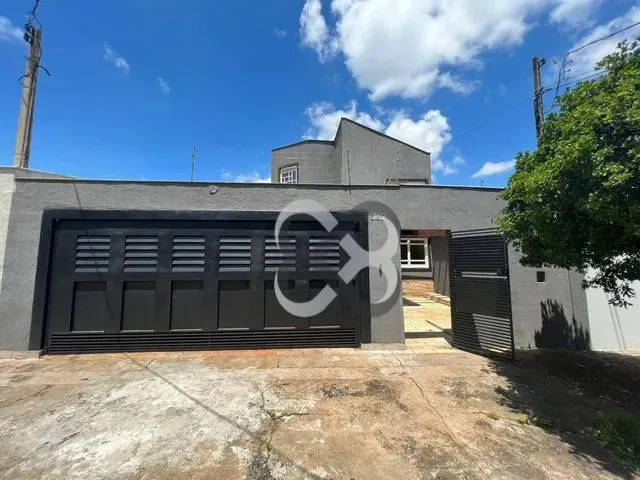 Imagem: A casa possui 4 Dormitórios, 1 Suíte, 4 Banheiros, 2