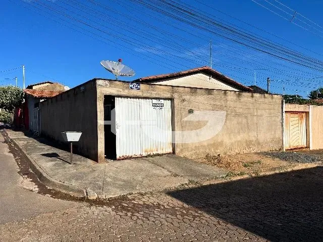 Imagem: A casa possui 4 Dormitórios, 1 Suíte, 2 Banheiros, 2