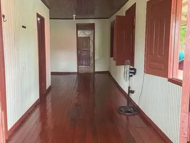 Imagem: A casa possui 3 Dormitórios, 1 Banheiro, 1 Vaga na