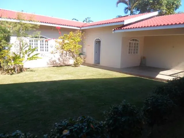 Imagem: A casa possui 5 Dormitórios, 3 Suítes, 2 Banheiros, 4