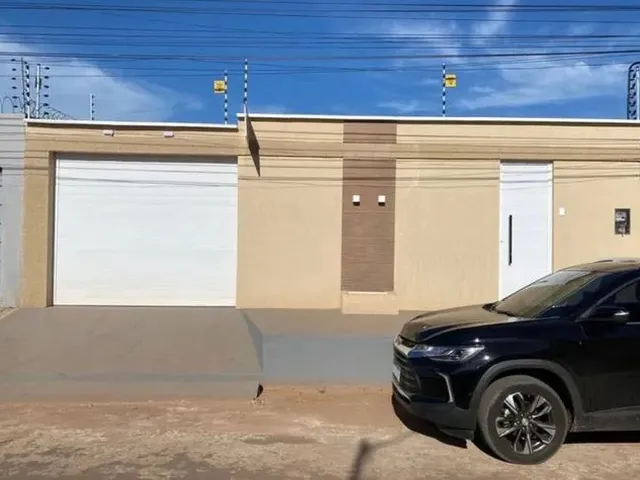 Imagem: A casa possui 3 Dormitórios, 1 Suíte, 2 Banheiros, 3