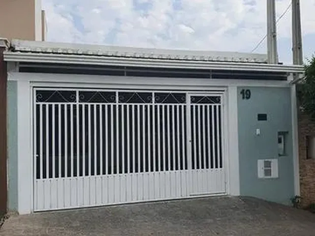 Imagem: A casa possui 2 Dormitórios, 1 Suíte, 2 Banheiros, 2