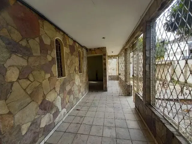 Imagem: A casa possui 5 Dormitórios, 3 Banheiros, 5 Vagas na
