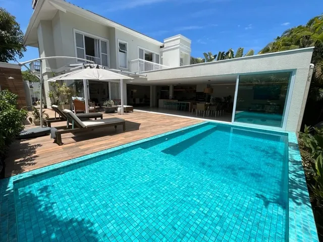 Imagem: A casa em condomínio possui 5 Dormitórios, 5 Suítes, 6