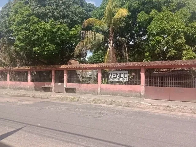 Imagem: A casa possui 4 Dormitórios, 2 Banheiros, 5 Vagas na