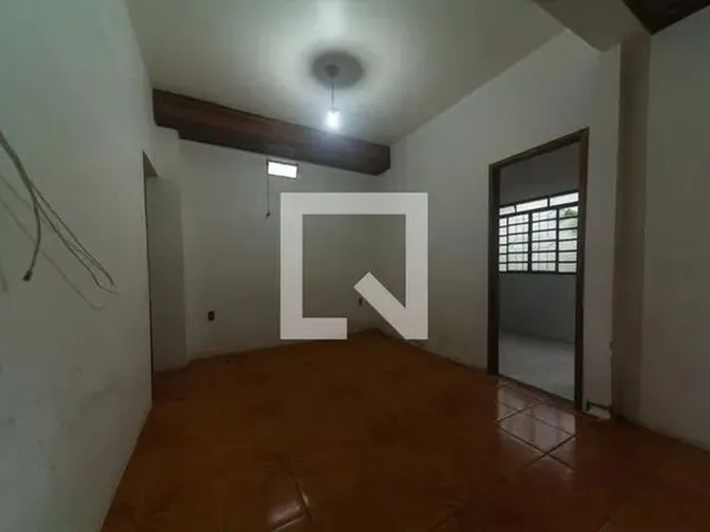 Imagem: A casa possui 1 Dormitório, 1 Banheiro, 1 Vaga na garagem,