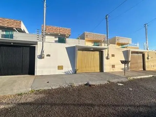 Imagem: A casa possui 3 Dormitórios, 1 Suíte, 2 Banheiros, 2
