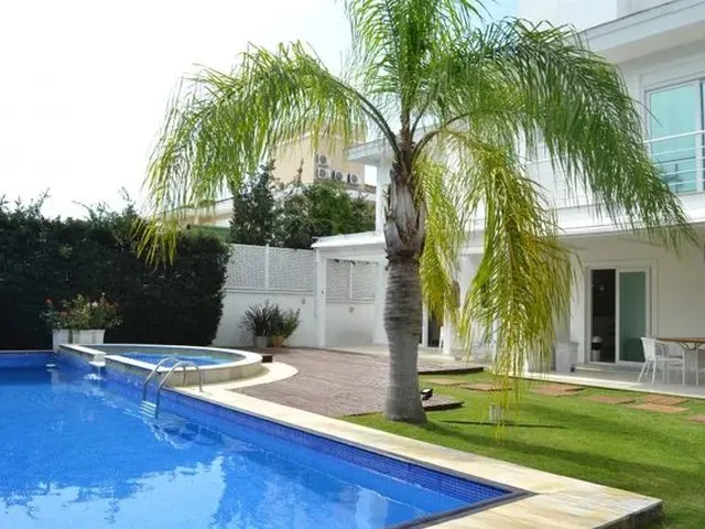Imagem 12: Casa para Aluguel Tem 380 Metros Quadrados com 5 Quartos em Jurerê - Florianópolis - Sc