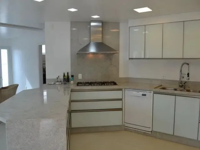 Imagem 7: Casa para Aluguel Tem 380 Metros Quadrados com 5 Quartos em Jurerê - Florianópolis - Sc