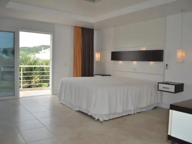 Imagem 4: Casa para Aluguel Tem 380 Metros Quadrados com 5 Quartos em Jurerê - Florianópolis - Sc