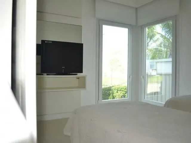 Imagem 8: Casa para Aluguel Tem 380 Metros Quadrados com 5 Quartos em Jurerê - Florianópolis - Sc
