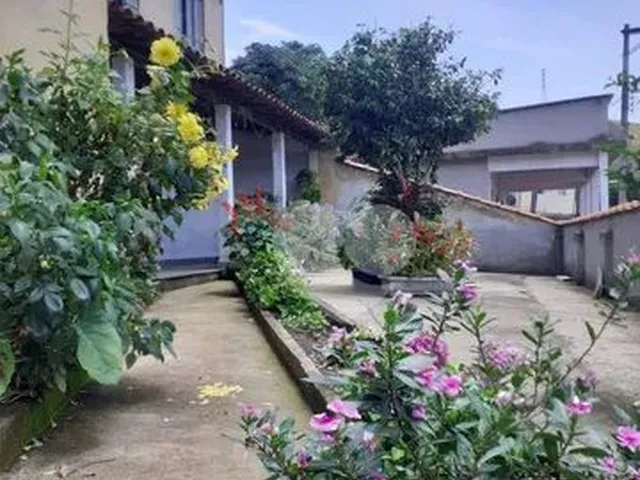 Imagem: A casa possui 3 Dormitórios, 4 Banheiros, 4 Vagas na