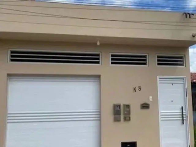 Imagem: A casa possui 3 Dormitórios, 2 Banheiros, 1 Vaga na