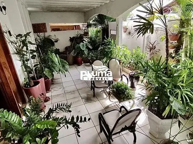 Imagem: A casa possui 2 Dormitórios, 1 Suíte, 1 Banheiro, 2 Vagas