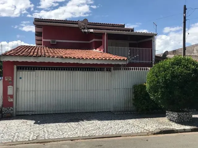 Imagem: A casa possui 4 Dormitórios, 2 Banheiros, 2 Vagas na