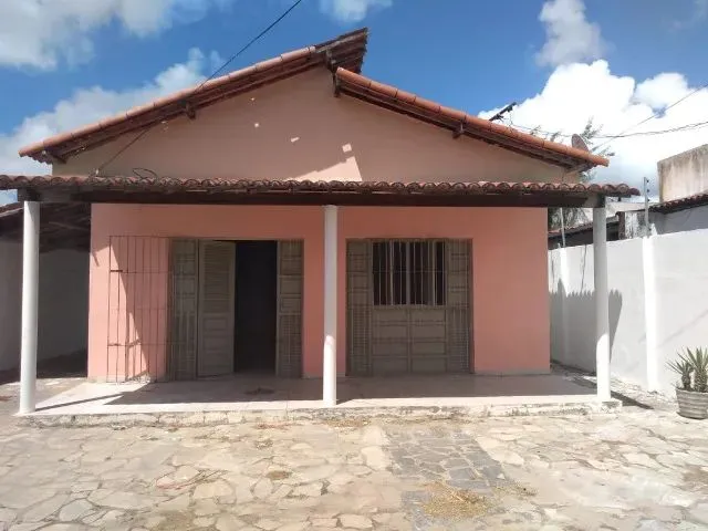 Imagem: A casa possui 3 Dormitórios, 2 Banheiros, 4 Vagas na