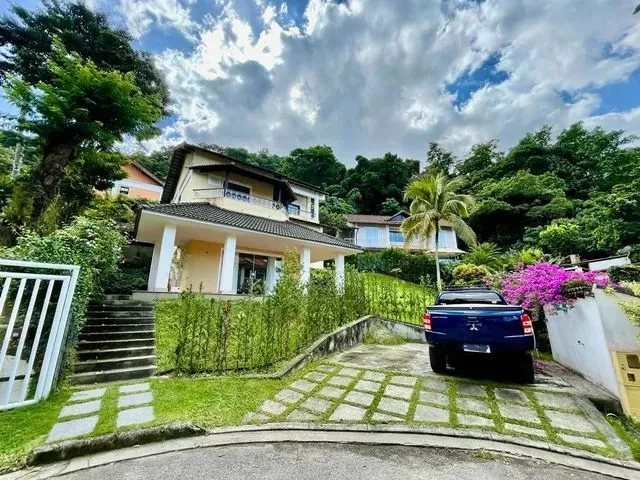 Imagem: A casa em condomínio possui 4 Dormitórios, 4 Suítes, 5