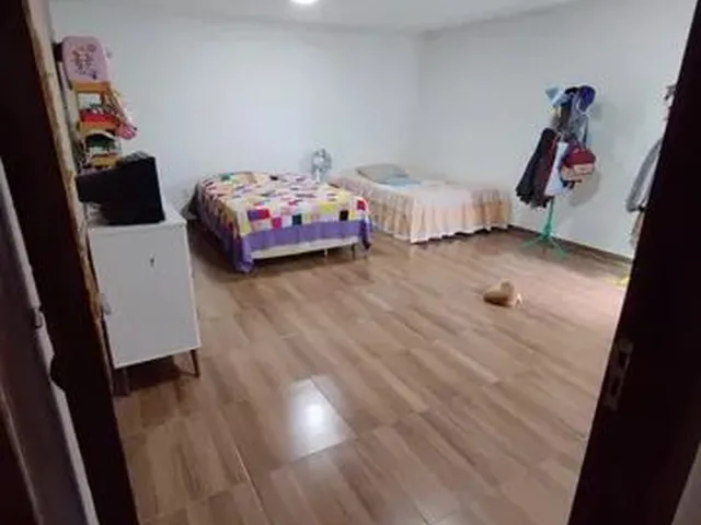 Imagem: A casa possui 3 Dormitórios, 2 Suítes, Acomodam 10