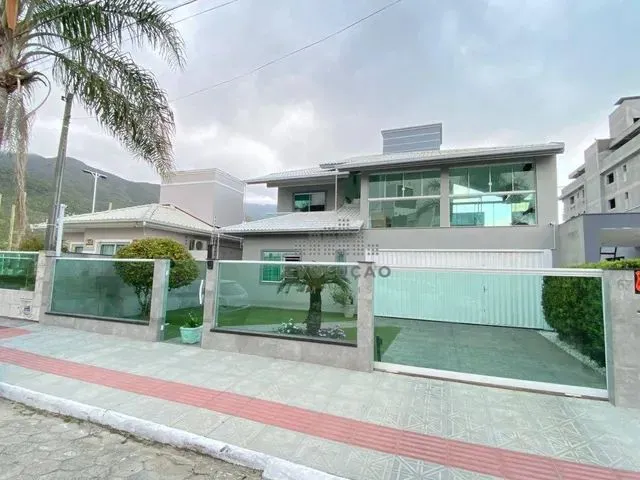 Imagem: Belíssima Casa com 4 Dormitórios com 02