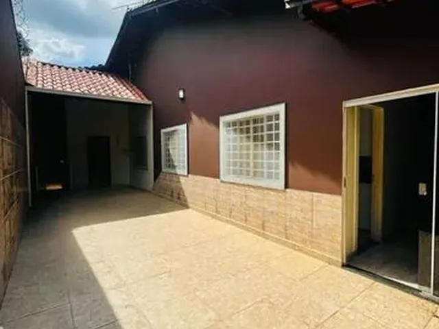 Imagem: A casa possui 3 Dormitórios, 1 Suíte, 2 Banheiros, 2