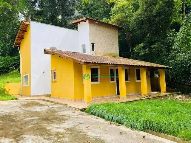 Imagem: A casa possui 3 Dormitórios, 1 Suíte, 3 Banheiros, 4