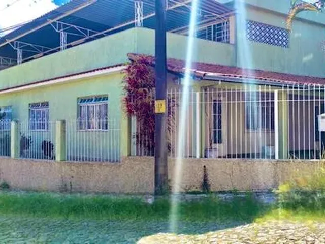 Imagem: A casa possui 5 Dormitórios, 1 Suíte, 3 Banheiros, 2