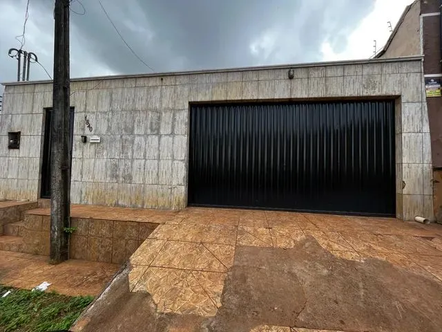 Imagem: A casa possui 4 Dormitórios, 3 Banheiros, 1 Vaga na garagem
