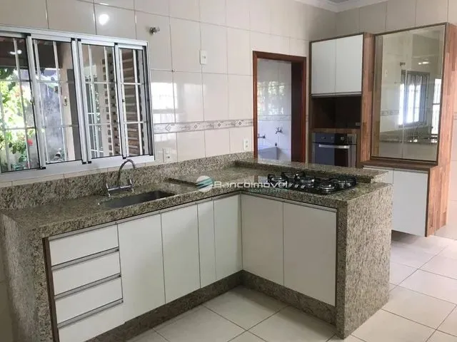 Imagem: A casa possui 3 Dormitórios, 1 Suíte, 2 Banheiros, 3