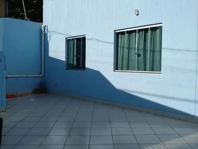 Imagem: A casa possui 3 Dormitórios, 1 Suíte, 2 Banheiros, 3