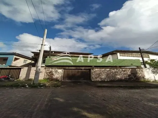 Imagem: A casa possui 3 Dormitórios, 2 Banheiros, 1 Vaga na