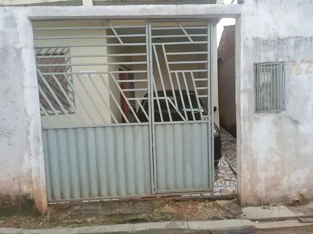 Imagem: A casa possui 2 Dormitórios, 2 Banheiros, 1 Vaga na