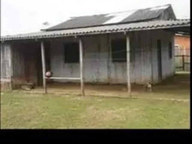 Imagem: A casa possui 1 Dormitório, 1 Banheiro, 1 Vaga na garagem