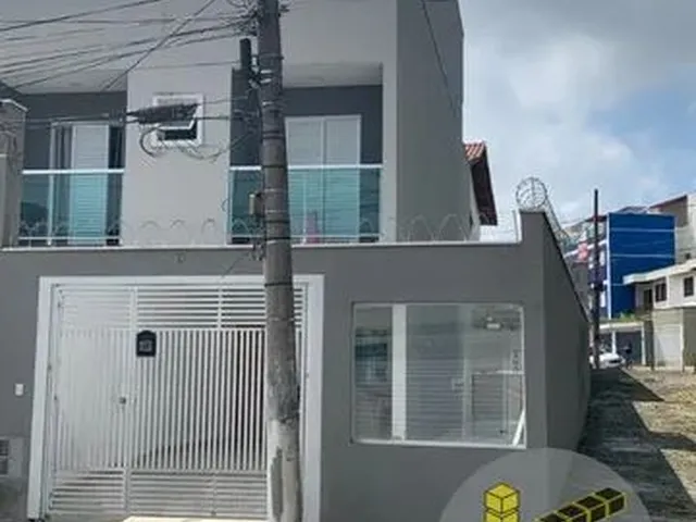 Imagem: A casa possui 3 Dormitórios, 1 Suíte, 1 Banheiro, 5 Vagas