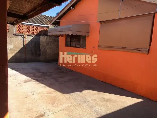 Imagem: A casa possui 3 Dormitórios, 1 Banheiro, 4 Vagas na