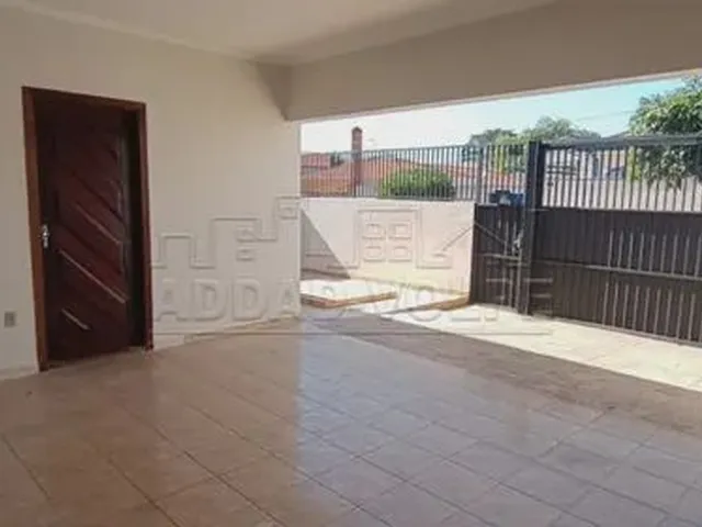 Imagem: A casa possui 3 Dormitórios, 3 Banheiros, 5 Vagas na