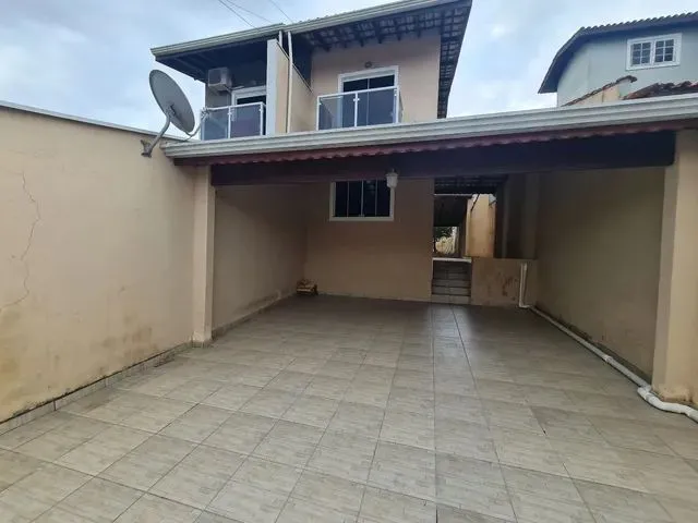 Imagem: A casa possui 3 Dormitórios, 2 Banheiros, 3 Vagas na