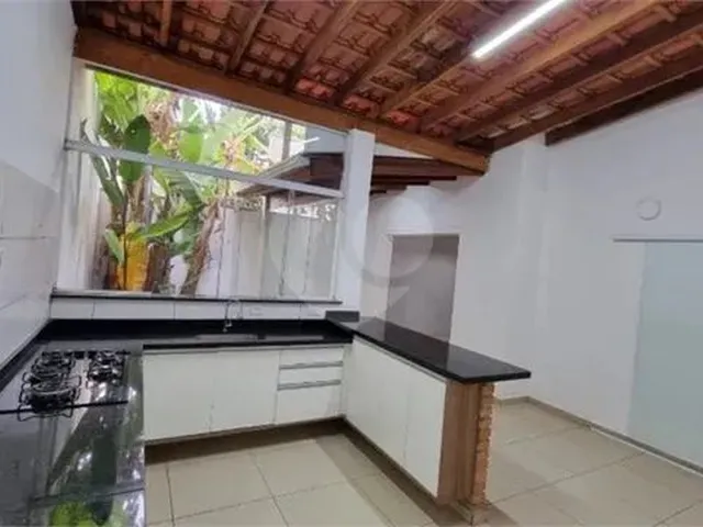 Imagem: A casa em condomínio possui 4 Dormitórios, 4 Suítes, 5