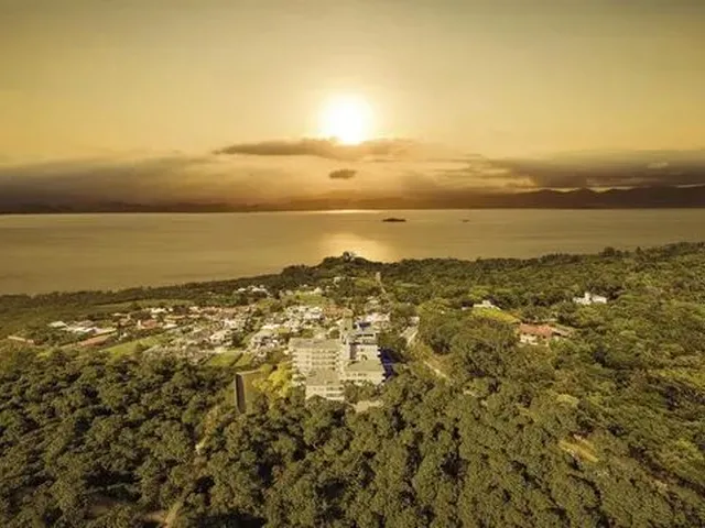 Imagem 1: Apartamento Garden para Venda em Florianópolis, Cacupé, 2 Dormitórios, 1 Suíte, 2