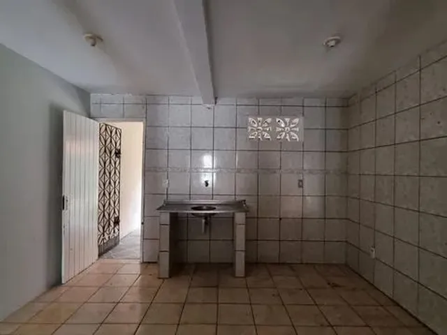 Imagem: A casa possui 2 Dormitórios, 1 Banheiro, 2 Vagas na