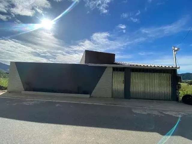 Imagem: A casa possui 2 Dormitórios, 3 Banheiros, 1 Vaga na