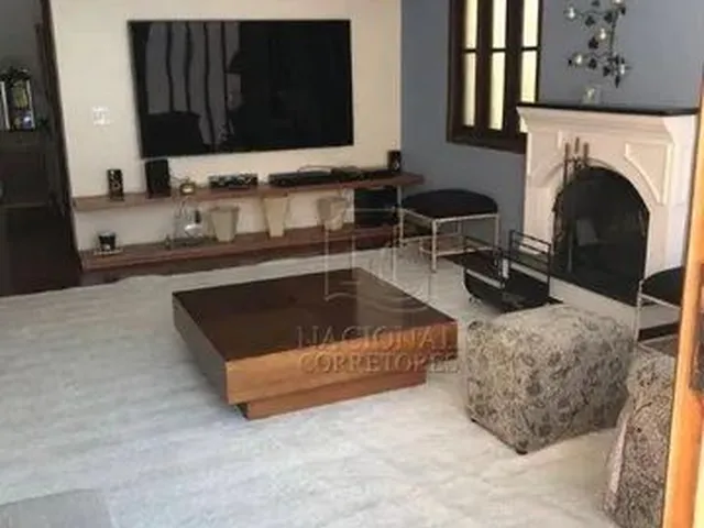 Imagem: A casa possui 3 Dormitórios, 2 Suítes, 5 Banheiros, 2