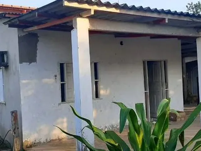 Imagem: A casa possui 3 Dormitórios, 2 Banheiros e está