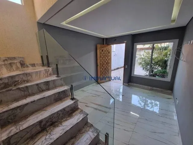 Imagem: A casa possui 3 Dormitórios, 1 Suíte, 3 Banheiros, 3