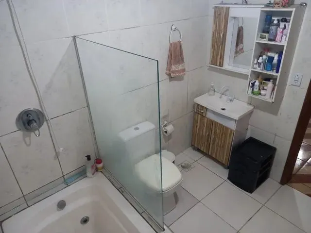 Imagem: Vendo Uma Casa Grande com as Mobílias