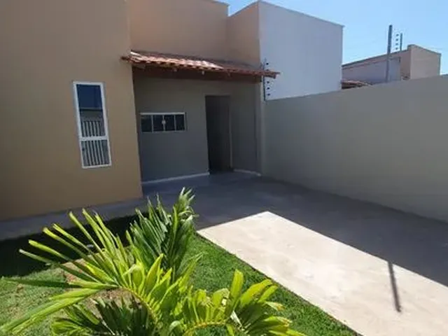 Imagem: A casa possui 3 Dormitórios, 2 Banheiros, 2 Vagas na