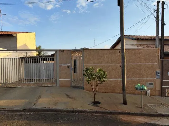 Imagem: A casa possui 4 Dormitórios, 2 Banheiros, 4 Vagas na