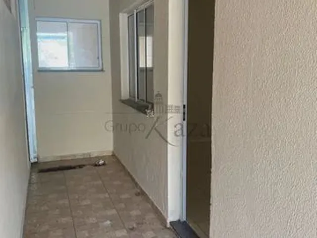 Imagem: A casa possui 2 Dormitórios, 1 Banheiro, 2 Vagas na